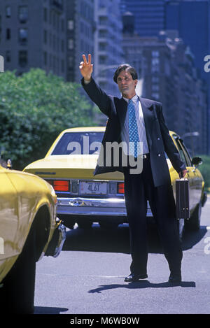 1994 caucasico storico business man salutando giallo CHEVROLET IMPALA (©GENERAL MOTORS 1987) TAXI PARK AVENUE MANHATTAN NEW YORK CITY USA Foto Stock