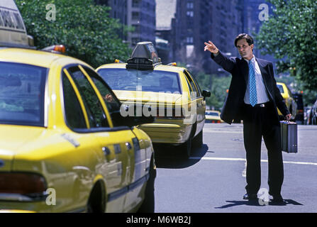 1994 caucasico storico business man salutando giallo CHEVROLET IMPALA (©GENERAL MOTORS 1987) TAXI PARK AVENUE MANHATTAN NEW YORK CITY USA Foto Stock