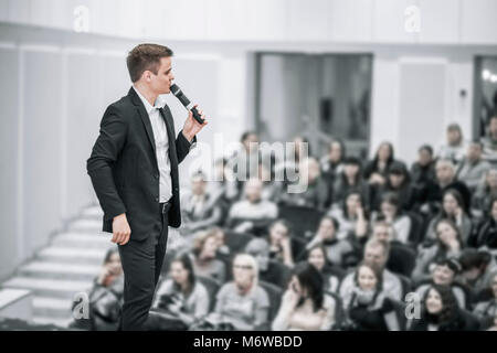 Imprenditore di successo tiene conferenze di affari per la stampa Foto Stock