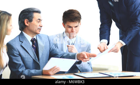 Il team di Business intervistando il giovane richiedente Foto Stock