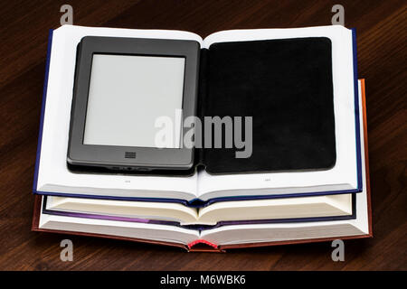 E-book e libri antichi. Le nuove tecnologie nel campo dell'editoria. Foto Stock