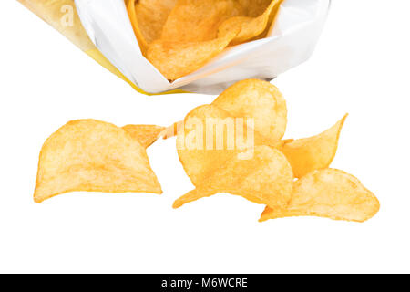 Patate fritte riversato da imballo su uno sfondo bianco. Foto Stock