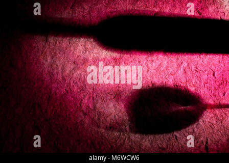 Bottiglia di vino, bicchiere di vino, shadow, orizzontale,vino rosso Foto Stock