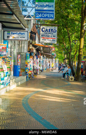 AO NANG, Thailandia - MARZO 05, 2018: Outdoor View di turista a piedi a negozi locali a Ao Nang Beach Front mercato. Ao Nang Beach Front mercato è uno del posto famoso per lo shopping Foto Stock