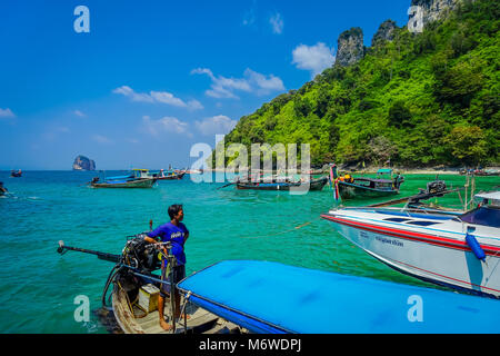 AO NANG, Thailandia - MARZO 05, 2018: Outdoor View dell uomo non identificato nella barca vicino ad un motore con una splendida acqua turchese nel pollo islan Foto Stock