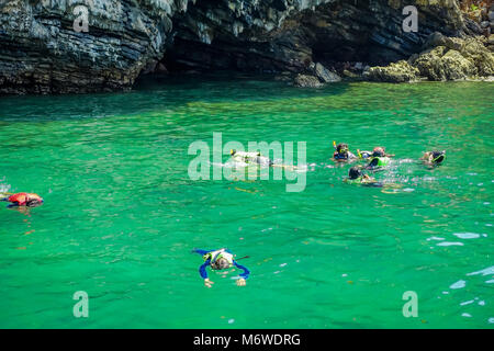 AO NANG, Thailandia - MARZO 05, 2018: turisti rilassante e nuoto in acque turchesi a isola di pollo in Thailandia. Foto Stock