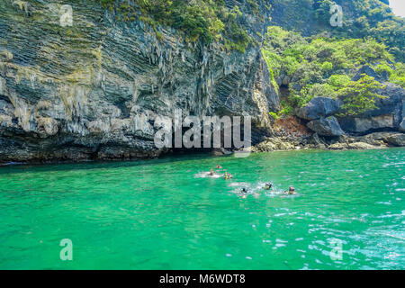 AO NANG, Thailandia - MARZO 05, 2018: turisti rilassante e nuoto in acque turchesi a isola di pollo in Thailandia. Foto Stock