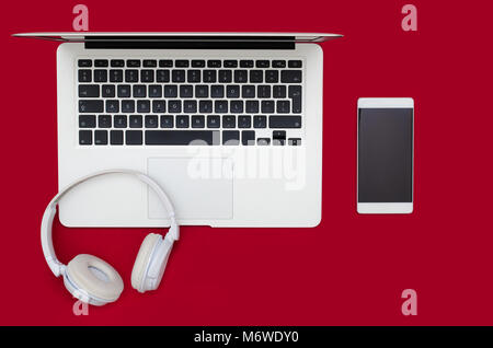 Scrivania da ufficio Tavolo con laptop, smartphone, e cuffie. Piatto concetto laici Foto Stock