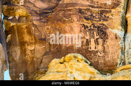 Tre Re pannello, Native American incisioni rupestri, Fremont stile, nella forcella secco Canyon Ranch McConkie, vicino primaverile, Utah, Stati Uniti d'America Foto Stock