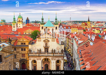 Punto di riferimento della Chiesa Cattolica si eleva alto sopra tipici tetti rossi nel centro di Praga, Praga, Repubblica Ceca Foto Stock