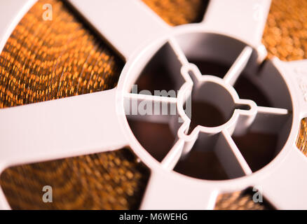 Extreme macro close up di marrone chiaro filmato super 8 mm bobina caricata con pellicola focalizzato selettivo Foto Stock