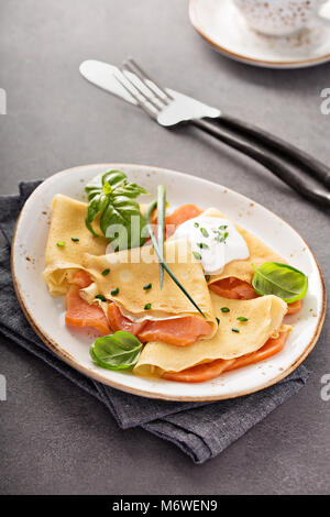 Crepes salate con ripieno di salmone e panna acida Foto Stock