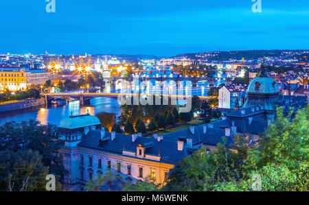 Vista panoramica dei ponti sul fiume Moldava e il centro storico di Praga, Repubblica Ceca Foto Stock