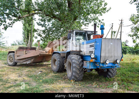 Russia, Temryuk - 15 Luglio 2015: Grande trattore. Vecchia Unione Sovietica macchinari agricoli Foto Stock