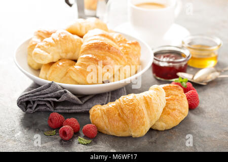 Croissant con marmellata e miele per la colazione Foto Stock