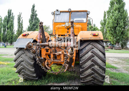 Russia, Temryuk - 15 Luglio 2015: Grande trattore. Vecchia Unione Sovietica macchinari agricoli Foto Stock