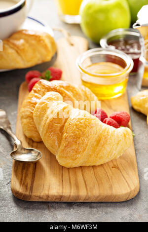 Croissant con marmellata e miele per la colazione Foto Stock