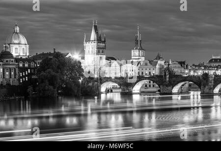 Vista panoramica sul fiume Moldava e nel centro storico di Praga,edifici e monumenti della città vecchia di Praga, Repubblica Ceca Foto Stock