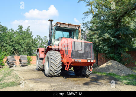 Russia, Temryuk - 15 Luglio 2015: Grande trattore. Vecchia Unione Sovietica macchinari agricoli Foto Stock