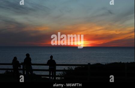 I turisti Silhouette al tramonto, punto Vicente, Palos Verdes Peninsula, Los Angeles, California Foto Stock