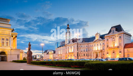 La piazza del teatro, Jablonowski Palace. Monumento a Wojciech Boguslawski davanti al Teatro Nazionale, un frammento del Gran Teatro edificio. Foto Stock