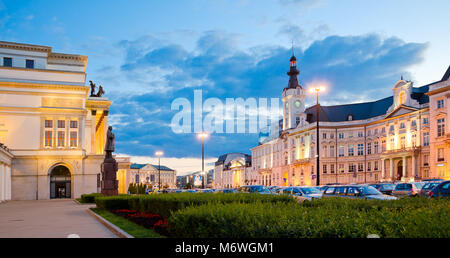 La piazza del teatro, Jablonowski Palace. Monumento a Wojciech Boguslawski davanti al Teatro Nazionale, un frammento del Gran Teatro edificio. Foto Stock