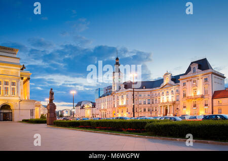 La piazza del teatro, Jablonowski Palace. Monumento a Wojciech Boguslawski davanti al Teatro Nazionale, un frammento del Gran Teatro edificio. Foto Stock