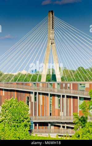 Copernico Science Center di Varsavia. Vista dal tetto dell'Università di Varsavia Libreria. Sullo sfondo il ponte Swietokrzyski. Varsavia, Maso Foto Stock