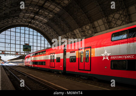 Doppio ponte di treno aeroexpress fornendo comodo collegamento tra Kievskiy stazione ferroviaria e aeroporto Vnukovo di Mosca, Russia Foto Stock