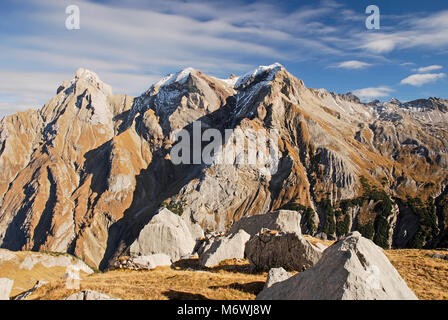 Colorato paesaggio autunnale della Lechtal Alpi con Freispitze montagna. Tirolo, Austria Foto Stock