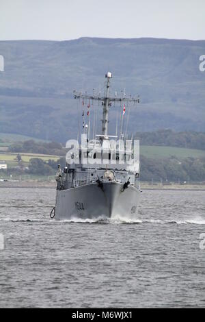 FS Pegase (M644), un Eridan-class () tripartito minehunter azionato dalla Marina Militare francese, passando Greenock all'inizio dell'esercizio comune della Warrior 17-2. Foto Stock