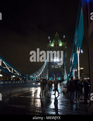 Il Tower Bridge di Londra, illuminata di notte. Foto Stock