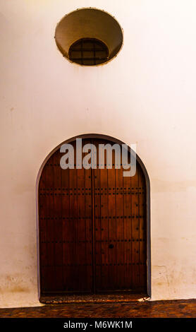 Porta Vecchia con texture interessanti, elemento di architettura, interessante ingresso all'edificio, in stile vintage, gate Foto Stock