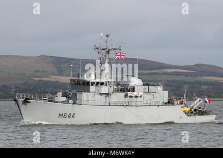 FS Pegase (M644), un Eridan-class () tripartito minehunter azionato dalla Marina Militare francese, passando Greenock all'inizio dell'esercizio comune della Warrior 17-2. Foto Stock