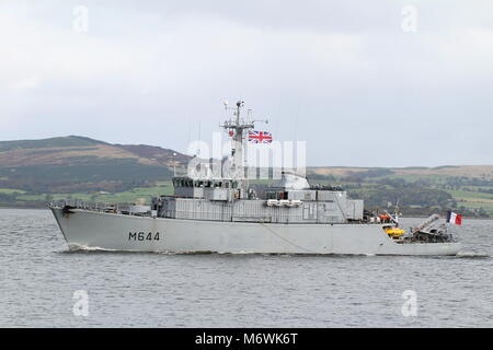 FS Pegase (M644), un Eridan-class () tripartito minehunter azionato dalla Marina Militare francese, passando Greenock all'inizio dell'esercizio comune della Warrior 17-2. Foto Stock