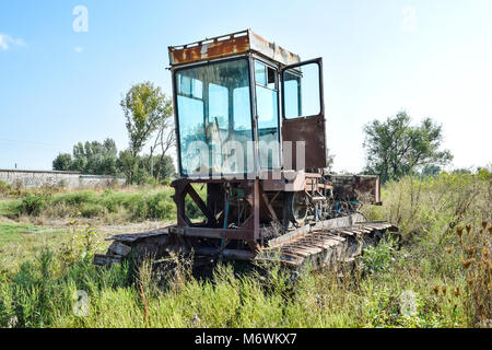 Vecchio arrugginito smontato per trebbiatrici mietitrebbia. Foto Stock