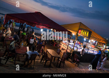 Vista orizzontale di persone a mangiare un cibo stallo in Galle Face Green in Colombo, Sri Lanka Foto Stock