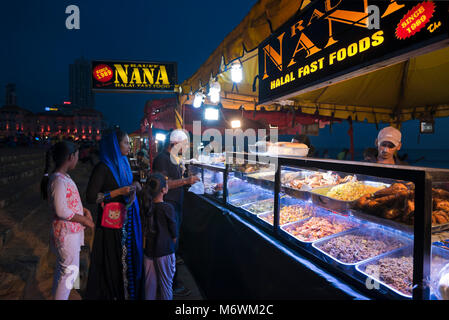 Vista orizzontale delle persone che acquistano da asporto a un fast food stallo in Galle Face Green in Colombo, Sri Lanka Foto Stock