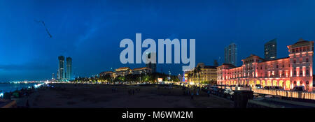 Panoramica orizzontale cityscape di Colombo al crepuscolo, Sri Lanka. Foto Stock