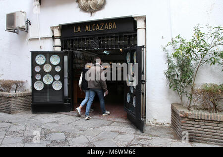 I turisti di entrare in un negozio di ceramiche a Siviglia Foto Stock