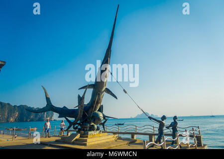 AO NANG, Thailandia - MARZO 05, 2018: Outdoor View di bronzo monumento di pesce spada sul lungomare di Ao Nang, Krabi, Thailandia. Foto Stock