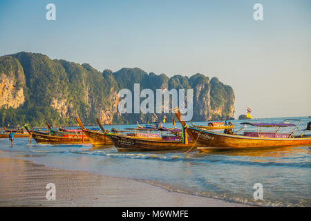 AO NANG, Thailandia - MARZO 05, 2018: Outdoor View pesca barche tailandese a Po-da-isola, Provincia di Krabi, sul Mare delle Andamane, a sud della Thailandia Foto Stock