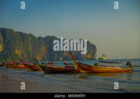 AO NANG, Thailandia - MARZO 05, 2018: Outdoor View pesca barche tailandese a Po-da-isola, Provincia di Krabi, sul Mare delle Andamane, a sud della Thailandia Foto Stock
