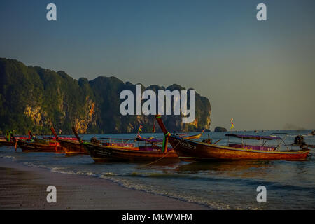 AO NANG, Thailandia - MARZO 05, 2018: Outdoor View pesca barche tailandese a Po-da-isola, Provincia di Krabi, sul Mare delle Andamane, a sud della Thailandia Foto Stock