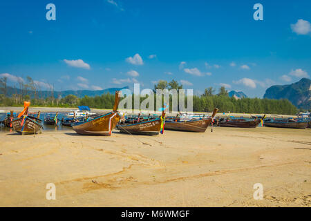 AO NANG, Thailandia - MARZO 05, 2018: veduta esterna di pesca barche tailandese sulle rive del Po-da-isola, Provincia di Krabi, sul Mare delle Andamane, a sud della Thailandia Foto Stock