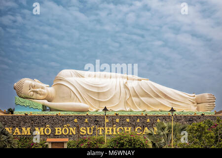 Buddha reclinato statua a Vinh Trang tempio in Mytho City, il Delta del Mekong, Vietnam Foto Stock