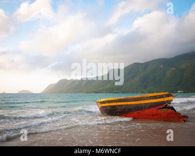 Un naufragio si è incagliata Bai un Hai sulla spiaggia Con Son Isola, Con Dao Isole (Con Dao arcipelago), Vietnam. Foto Stock