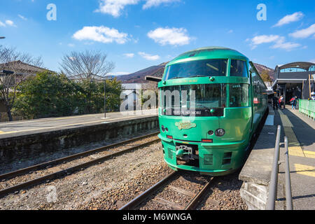 Fukuoka, Giappone - 9 Febbraio 2018: limitata Express Yufuin no Mori treno sono limitate treno express servizi operati dalla Kyushu Azienda ferroviaria (JR Kyus Foto Stock