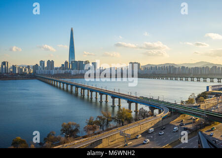 Seul cityscape skyline con il blu del cielo di Nizza a Seul, in Corea del Sud. Foto Stock