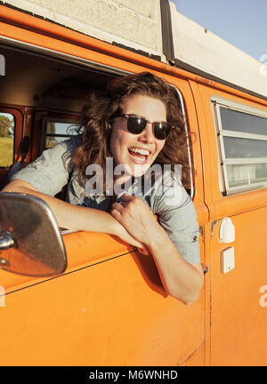 La donna nel suo furgone Foto Stock